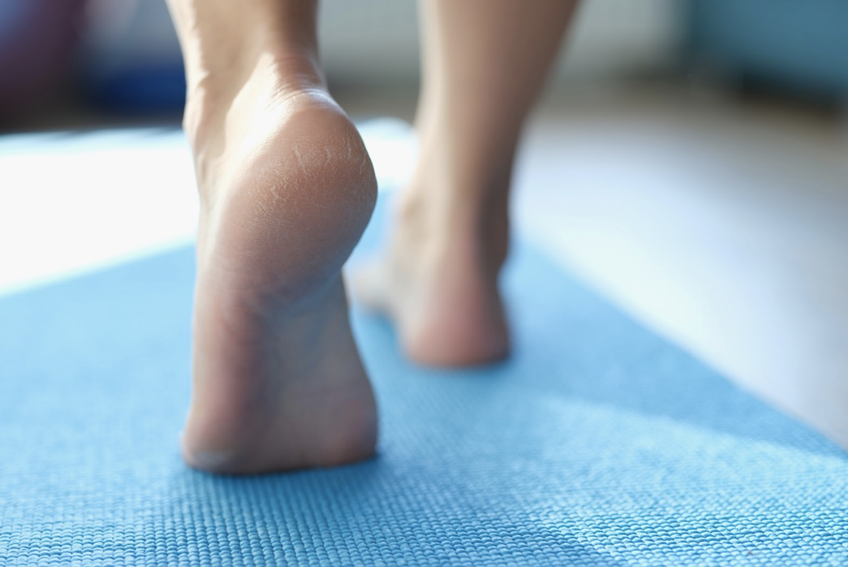 eidétismes marchant sur un tapis bleu