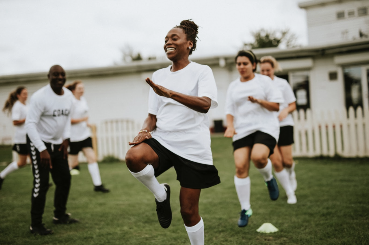 équipe de football féminine entrainement monté de genou