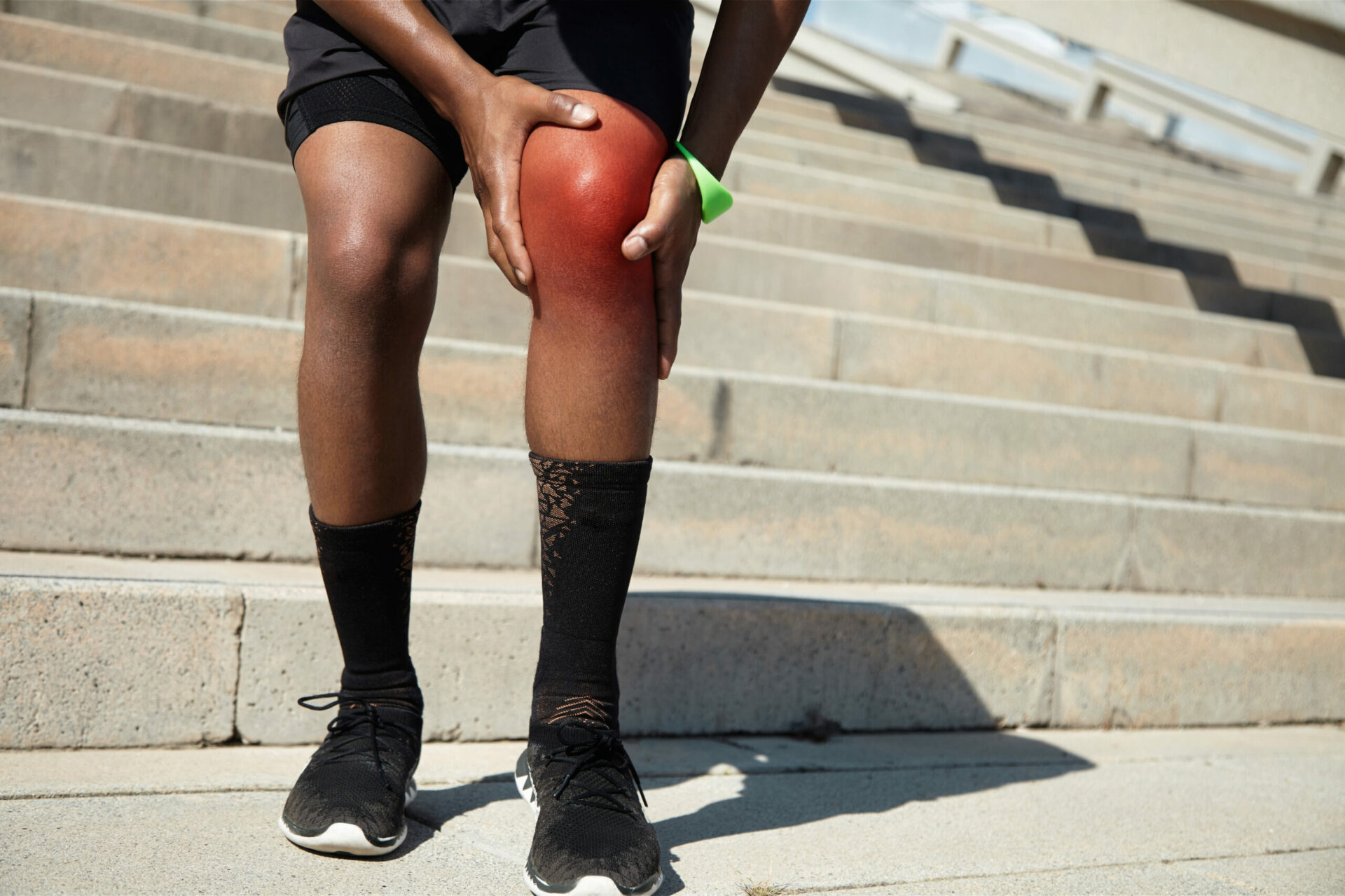 Homme blessé au muscle du genou, illustration des lésions musculaires