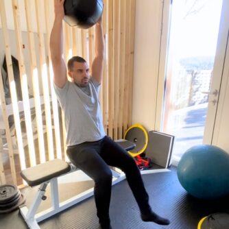 Renforcement Postural avec Charge au Dessus de la Tête