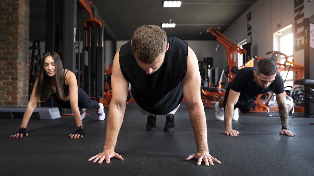 3 personnes faisant du gainage